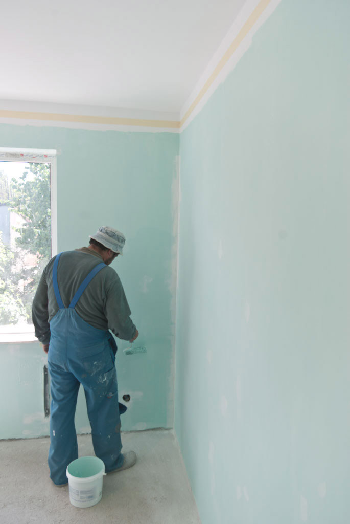 11-kak-krasit-stenu-valikom-1000