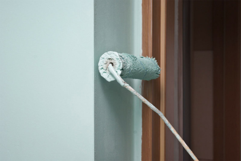 Красим вокруг дверных косяков